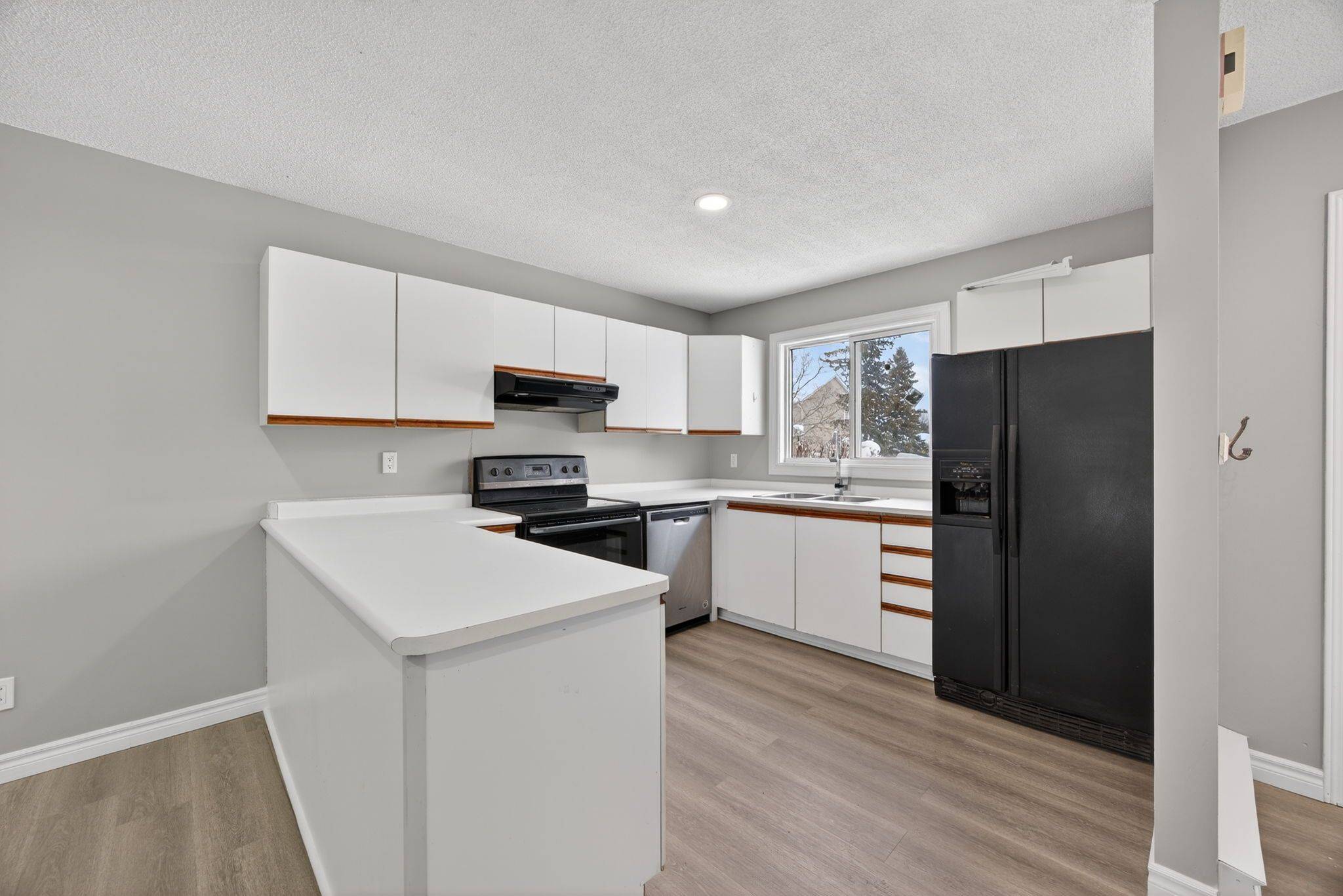 Collingwood, ON L9Y 4S6,15 Watts CRES #9