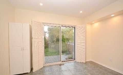 Mississauga, ON L5V 2G6,833 Mays CRES #Upper