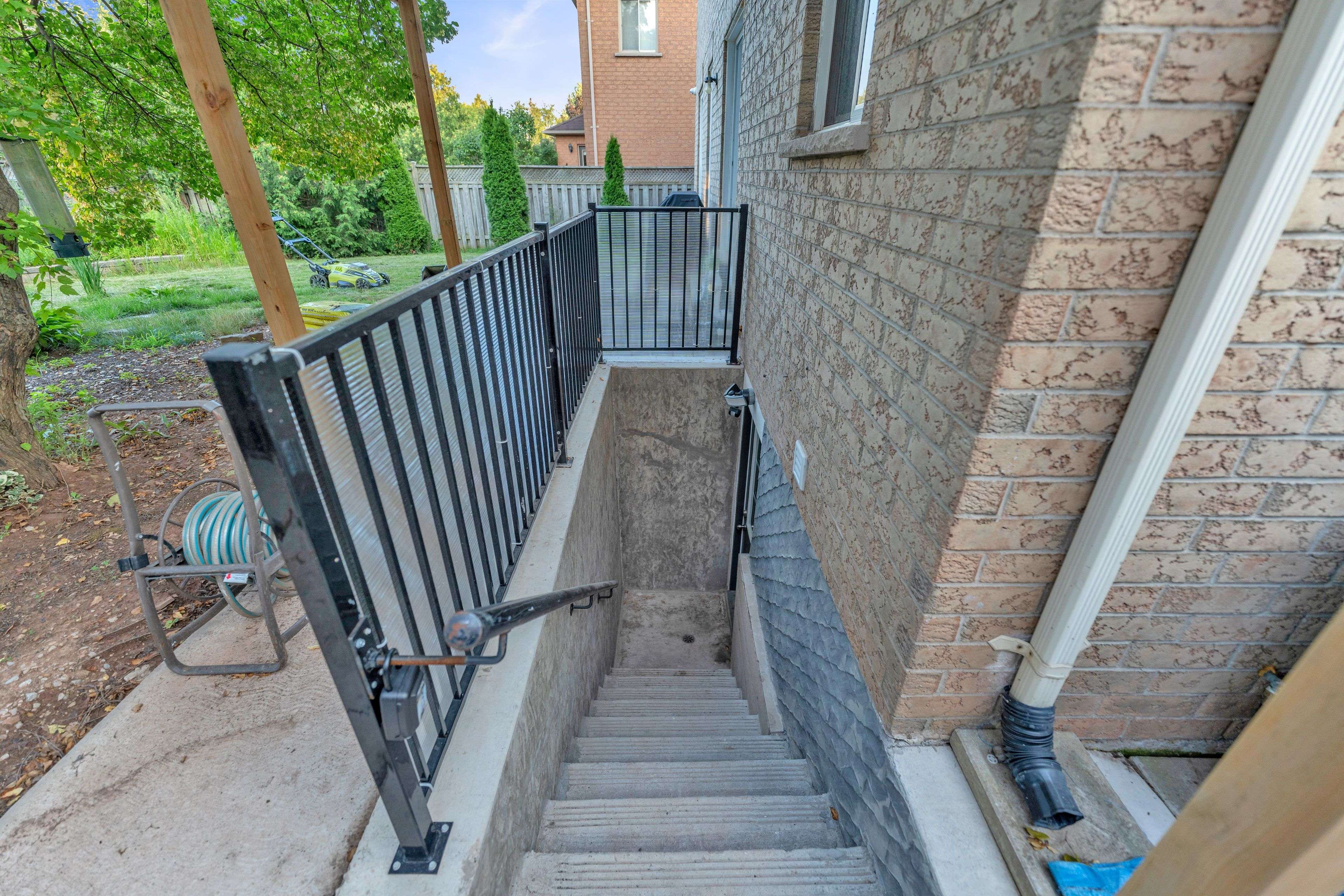 Oakville, ON L6H 6A9,2255 Grand Ravine DR #Bsmt