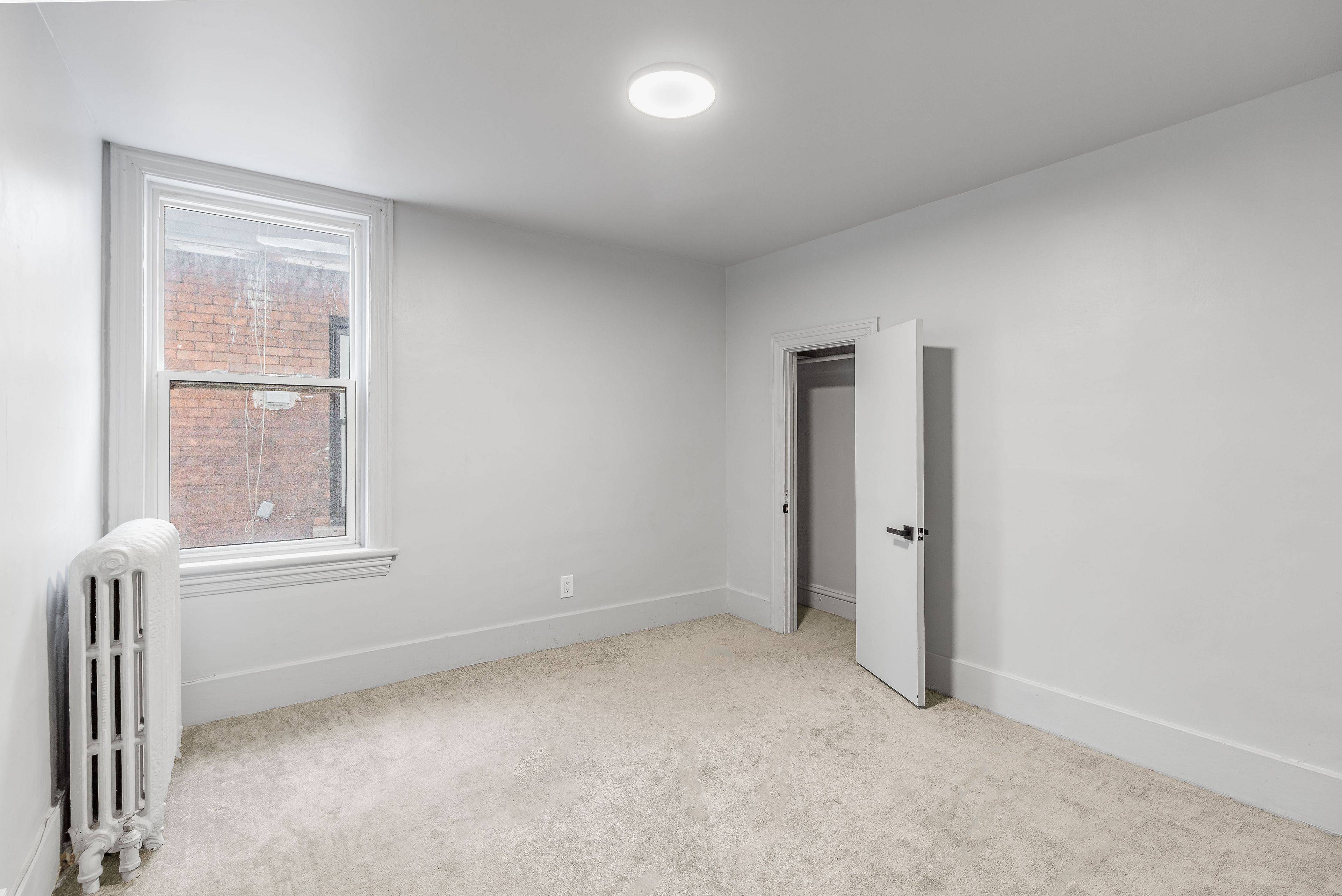 Ottawa Centre, ON K1R 6H7,275 Bronson AVE #2