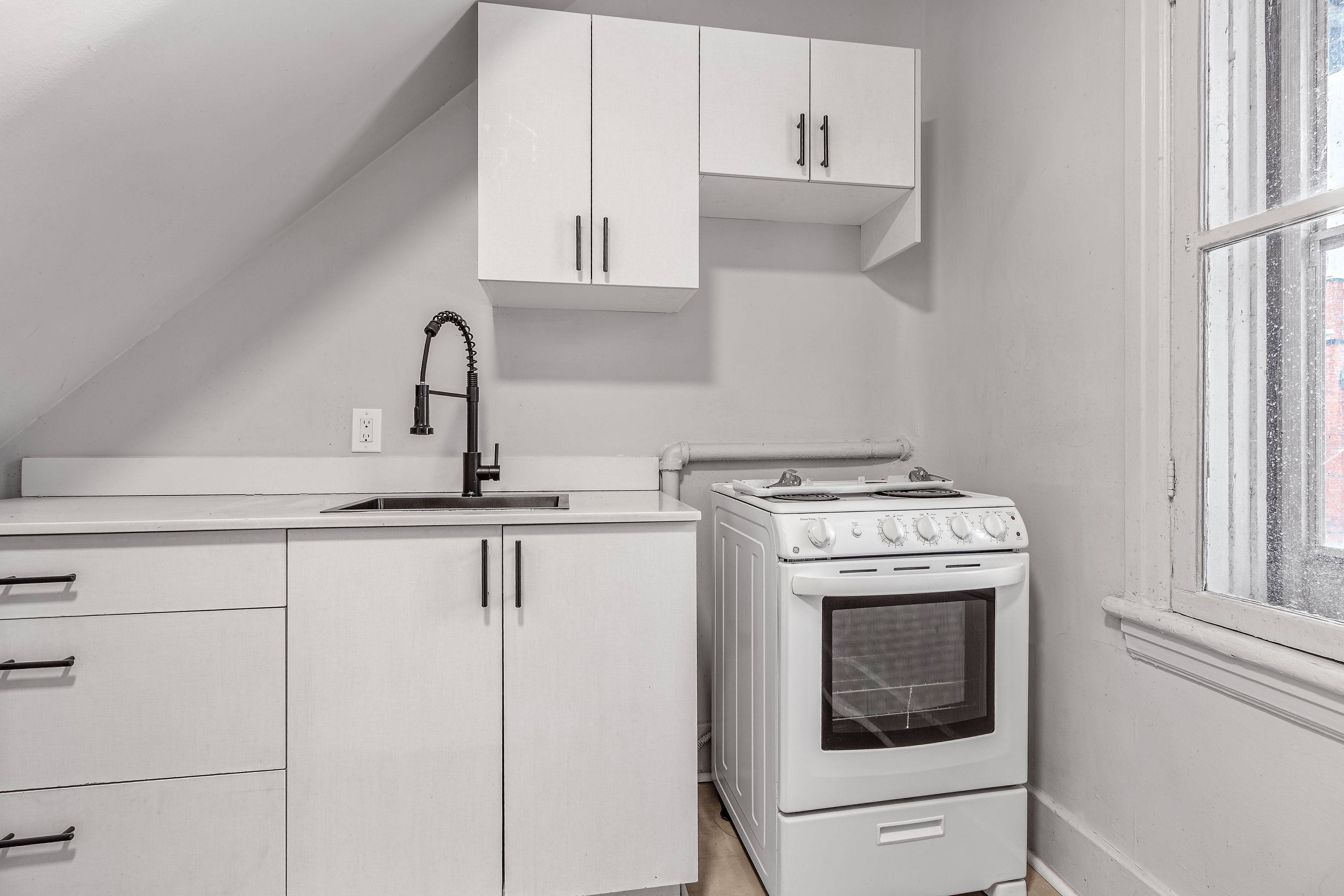 Ottawa Centre, ON K1R 6H7,275 Bronson AVE #2