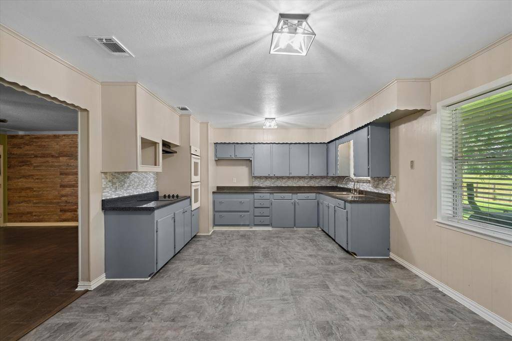 Grand Saline, TX 75140,2228 VZ County Road 1110