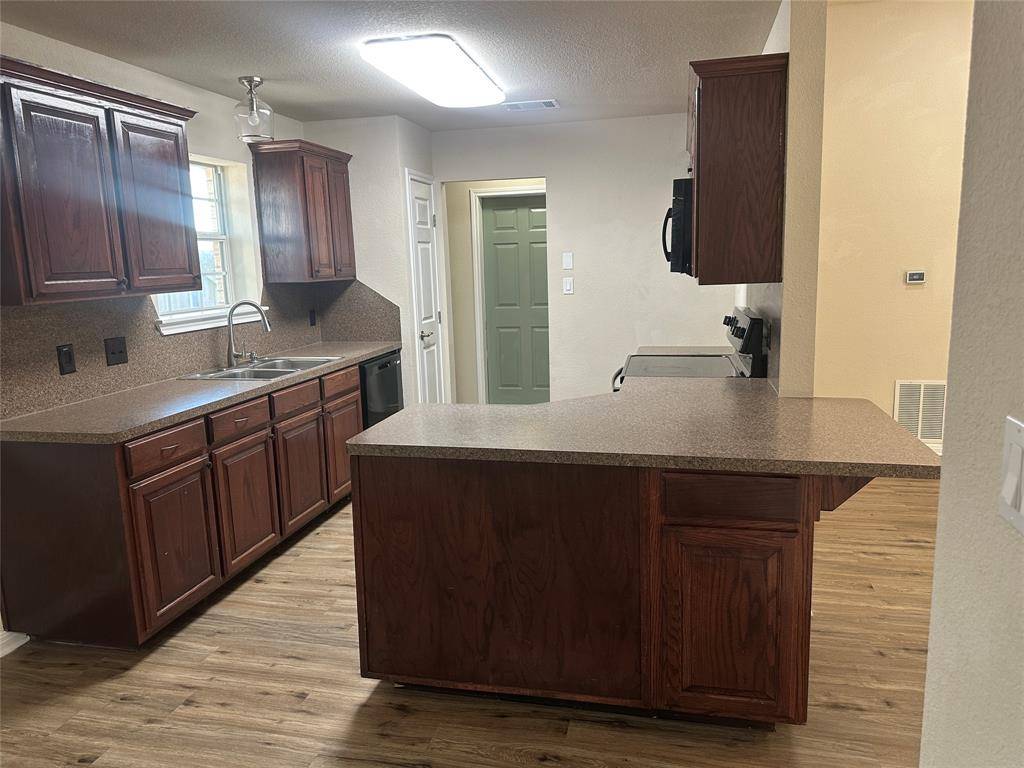 Hewitt, TX 76643,208 Pearl Drive