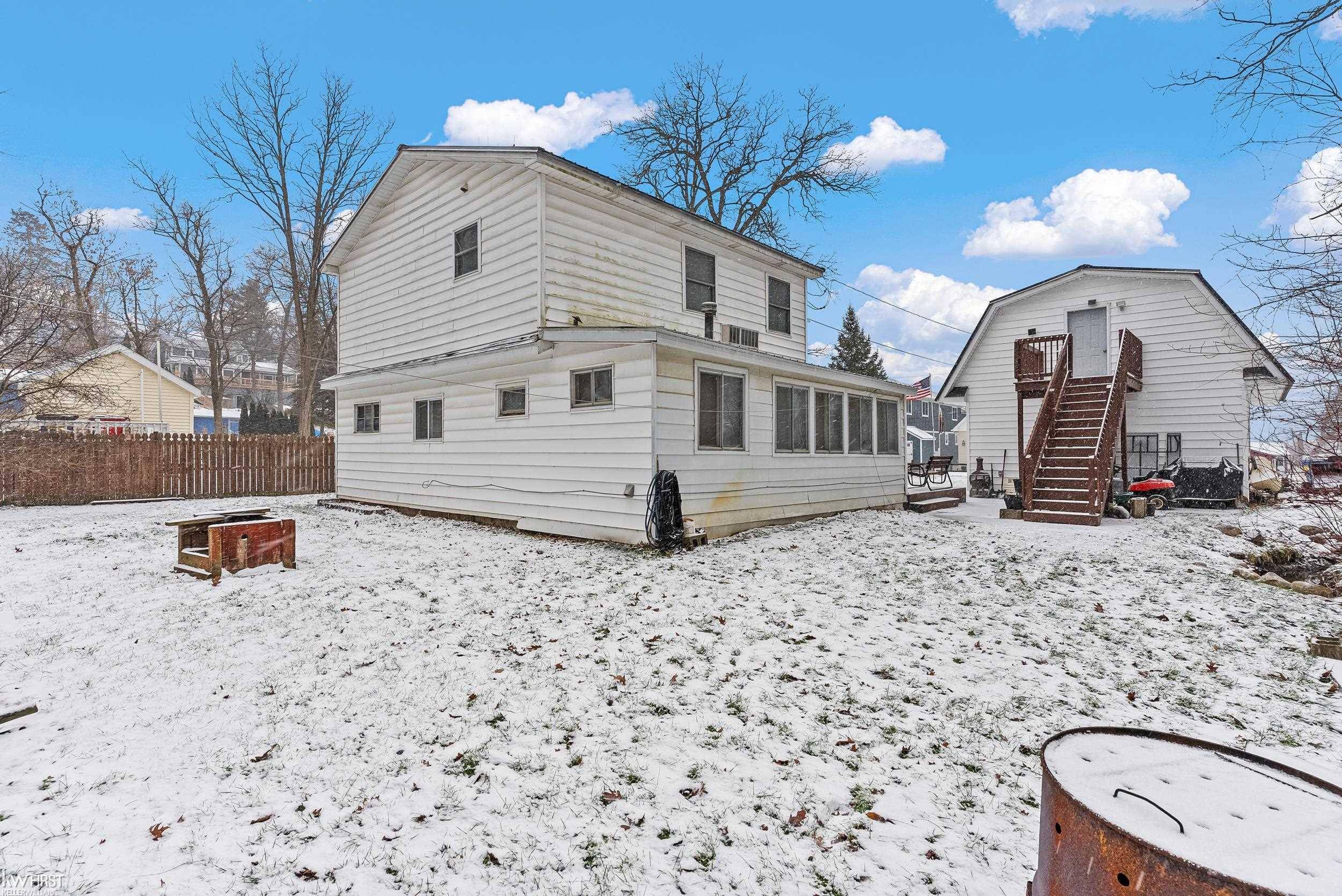 Fenton, MI 48430,10528 Lake Shore DR