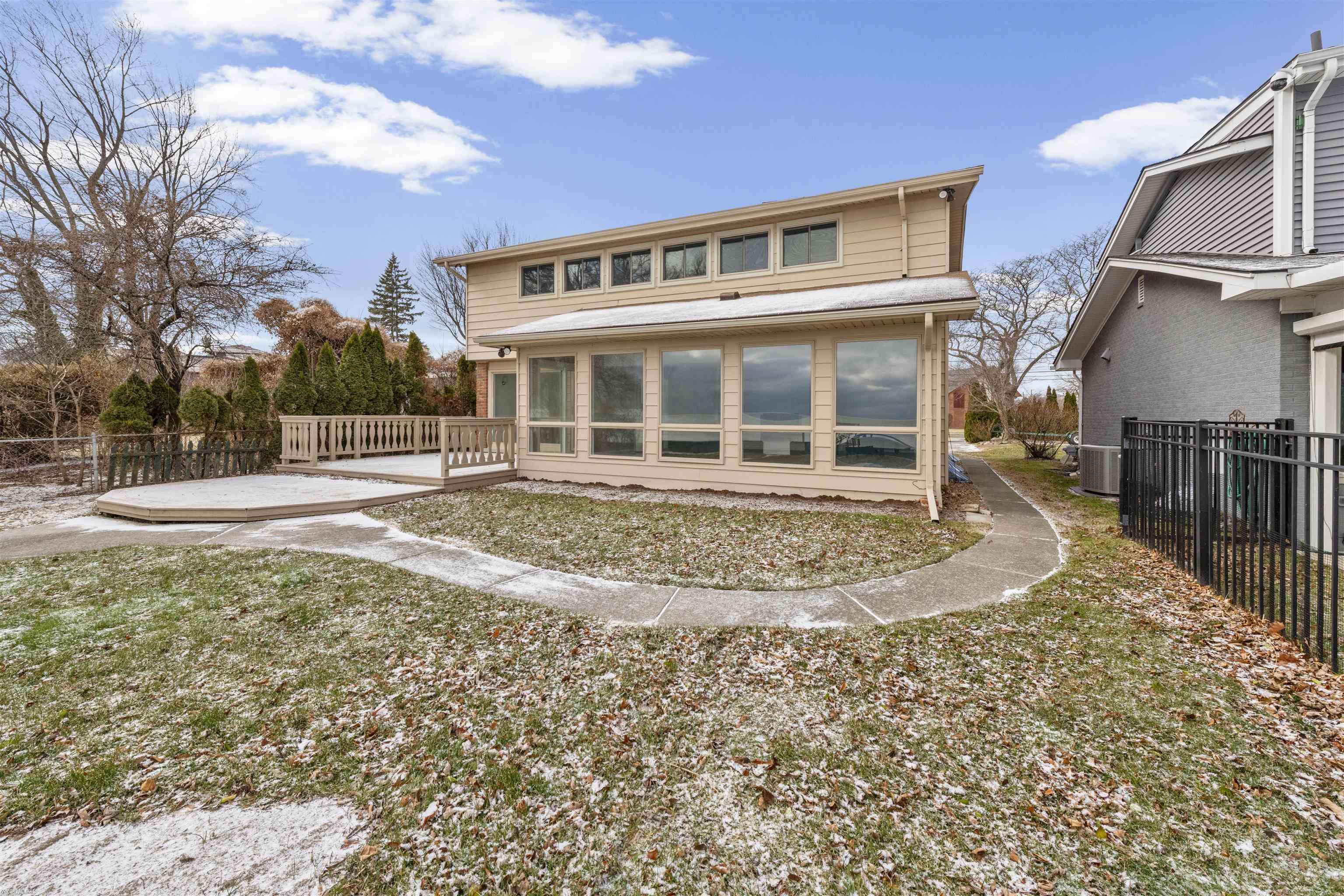 Saint Clair Shores, MI 48082,30014 Jefferson AVE