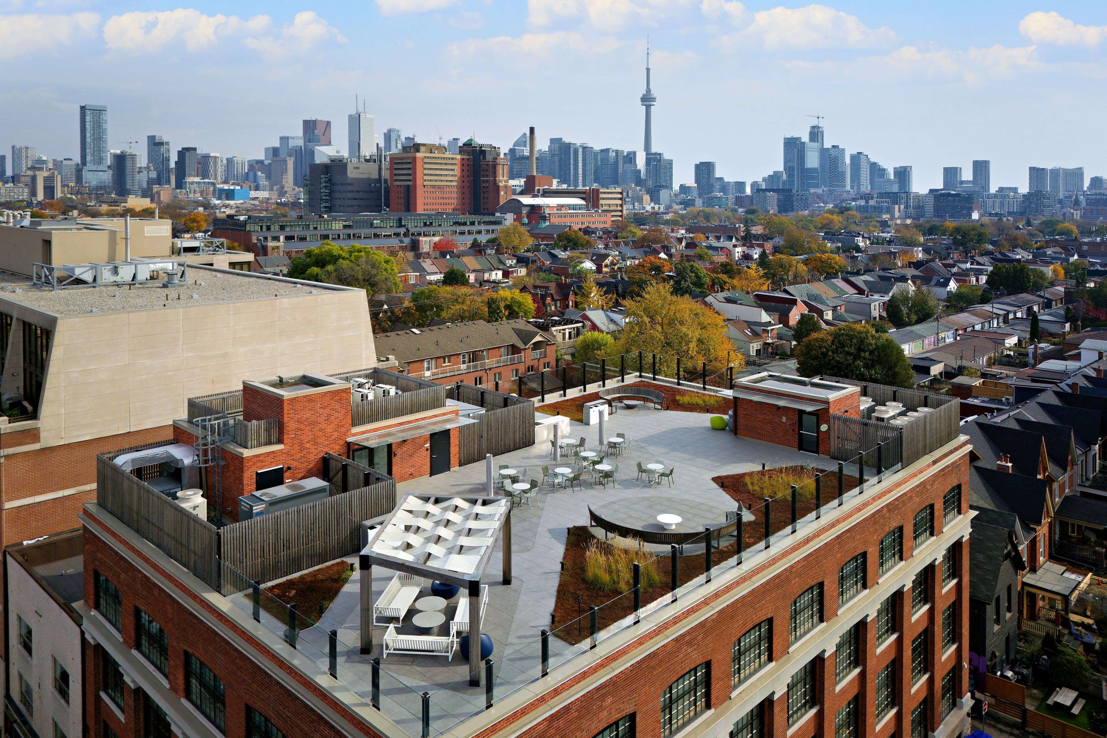 Toronto C01, ON M6G 1A8,533 College ST #200