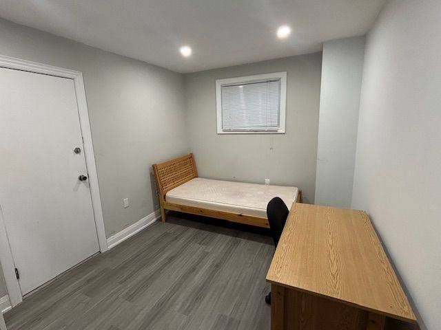 Toronto C01, ON M5T 2B9,14 Glasgow ST #Main Fl, Rm 2