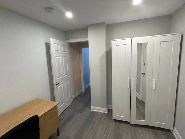 Toronto C01, ON M5T 2B9,14 Glasgow ST #Main Fl, Rm 2