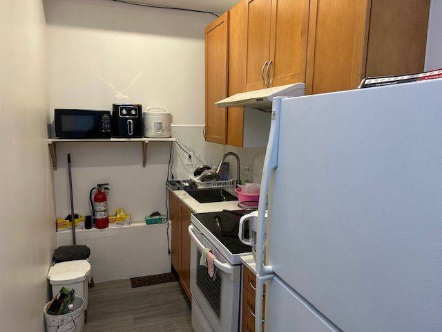 Toronto C01, ON M5T 2B9,14 Glasgow ST #Main Fl, Rm 2