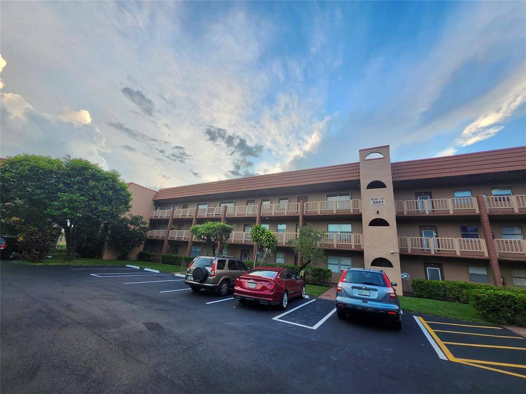 Sunrise, FL 33322,9661 SUNRISE LAKES BLVD #302