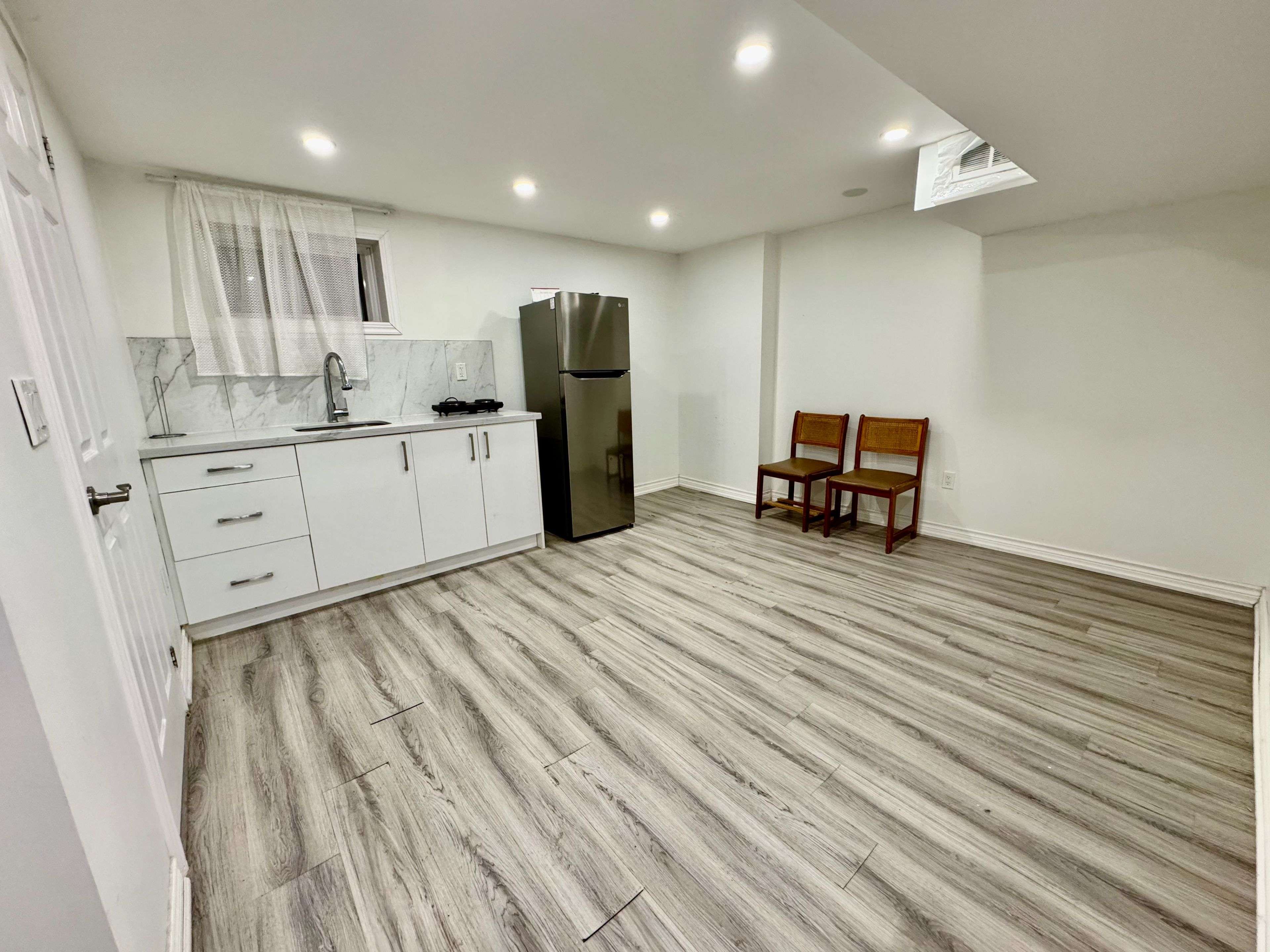 Richmond Hill, ON L4C 3N7,10516 Bayview AVE #Bachelor