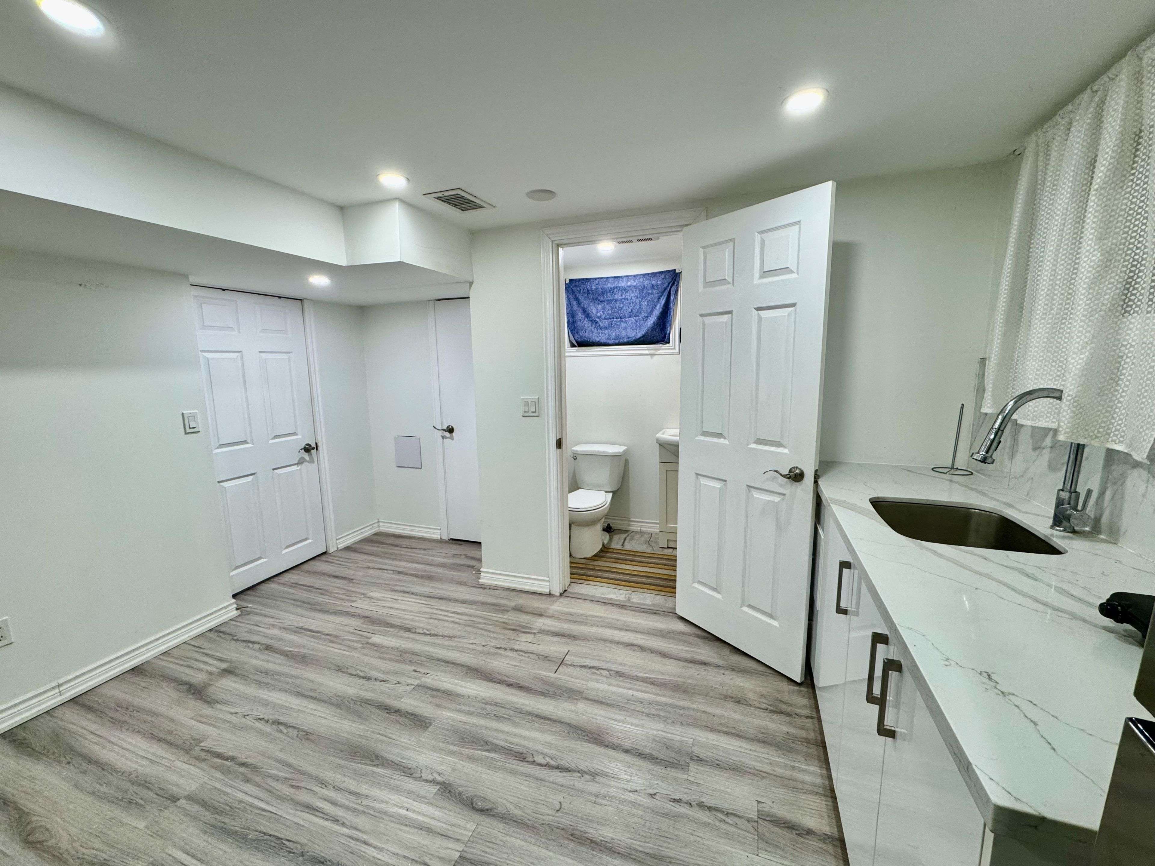 Richmond Hill, ON L4C 3N7,10516 Bayview AVE #Bachelor