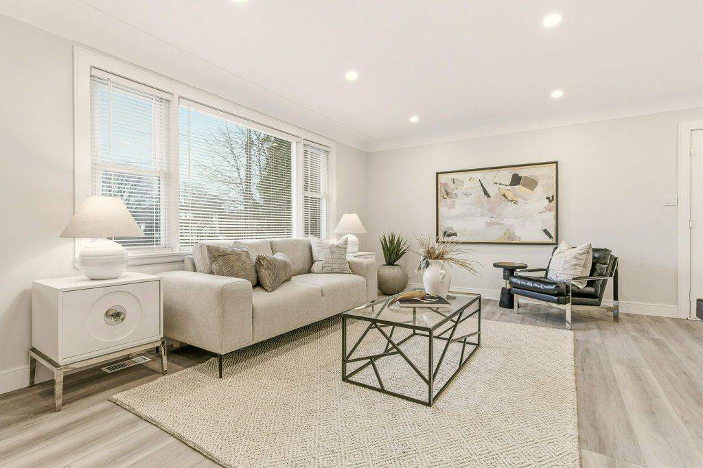 Burlington, ON L7N 2X2,590 Cumberland AVE