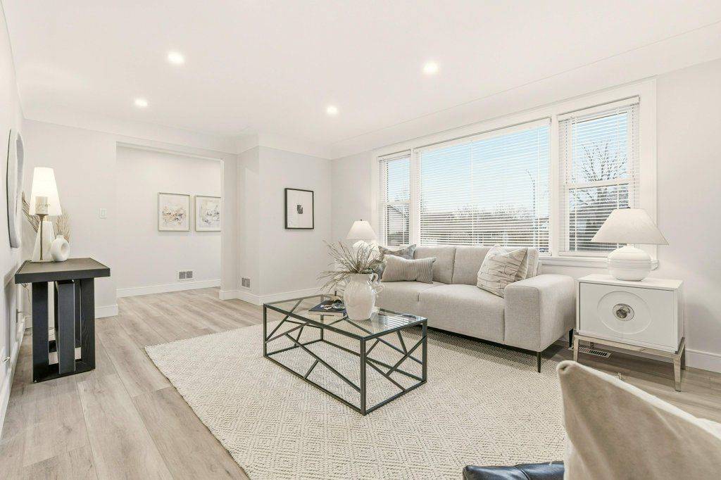 Burlington, ON L7N 2X2,590 Cumberland AVE