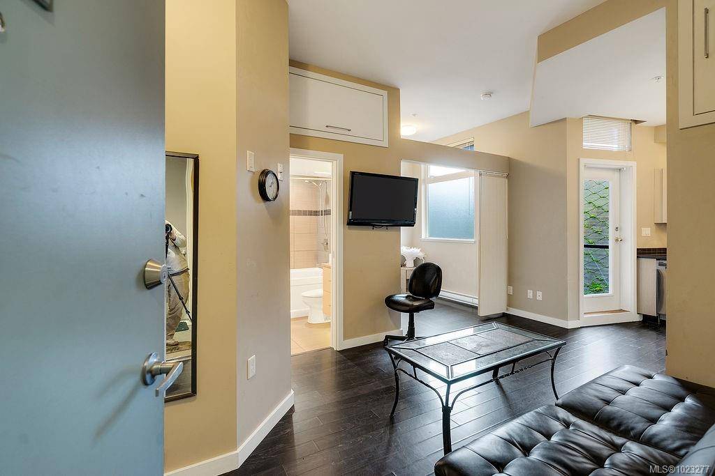 Victoria, BC V8V 3K9,1121 Fort St #305