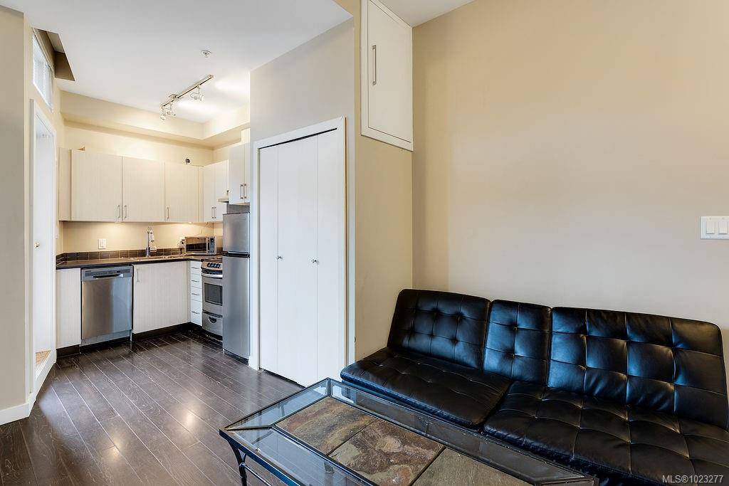 Victoria, BC V8V 3K9,1121 Fort St #305