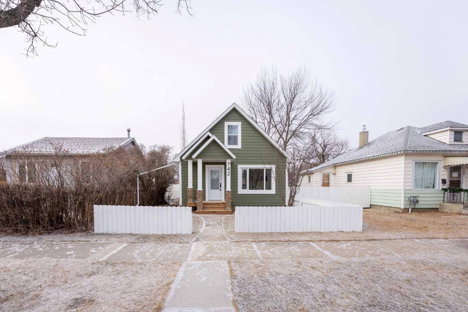 Lethbridge, AB T1H 2N7,742 12C ST N