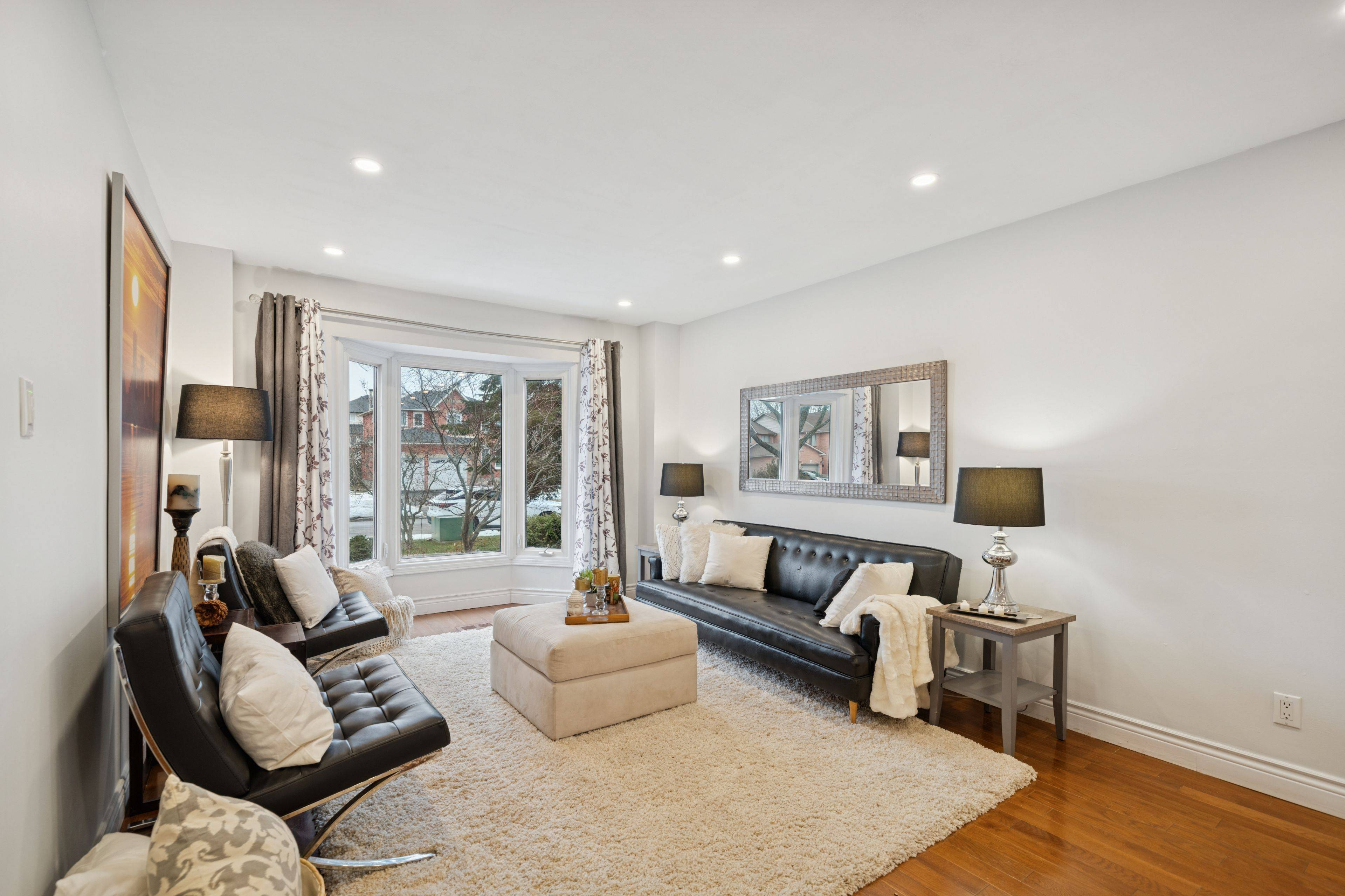 Oshawa, ON L1J 8K1,724 Barnes CRES