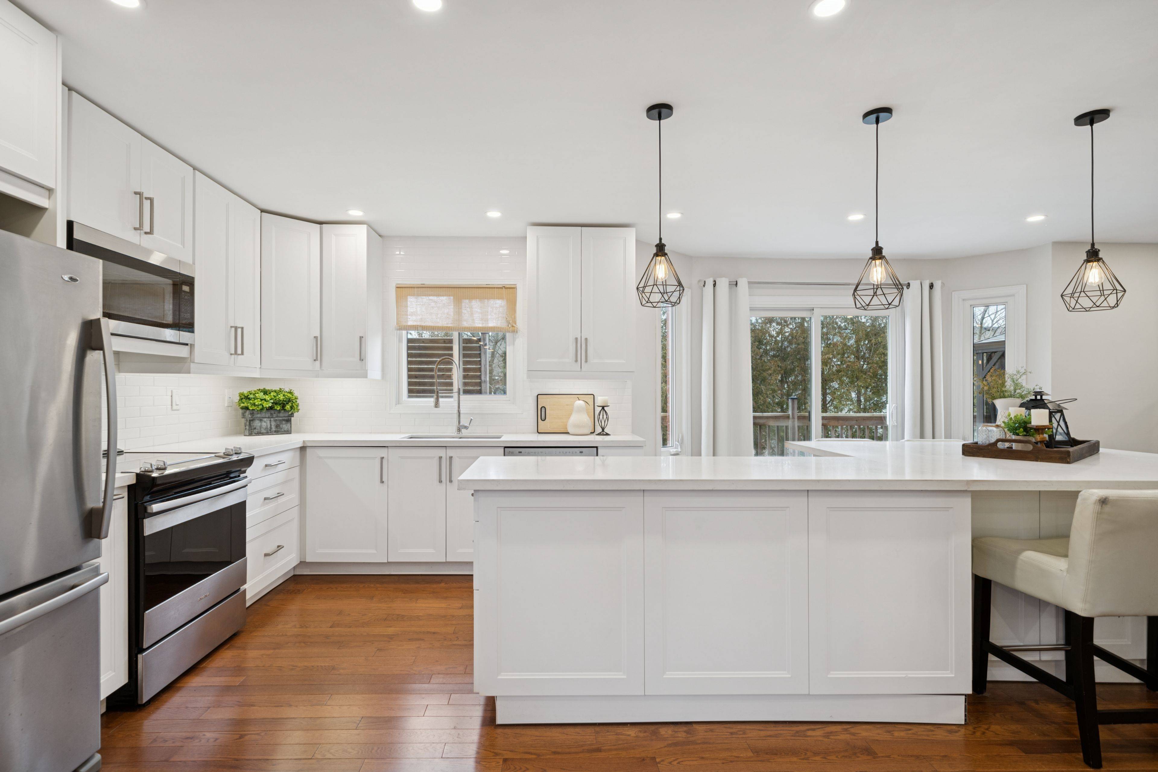 Oshawa, ON L1J 8K1,724 Barnes CRES