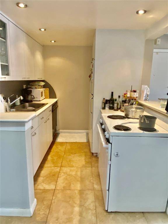 Miami Lakes, FL 33014,7200 Fairway Dr #H 12