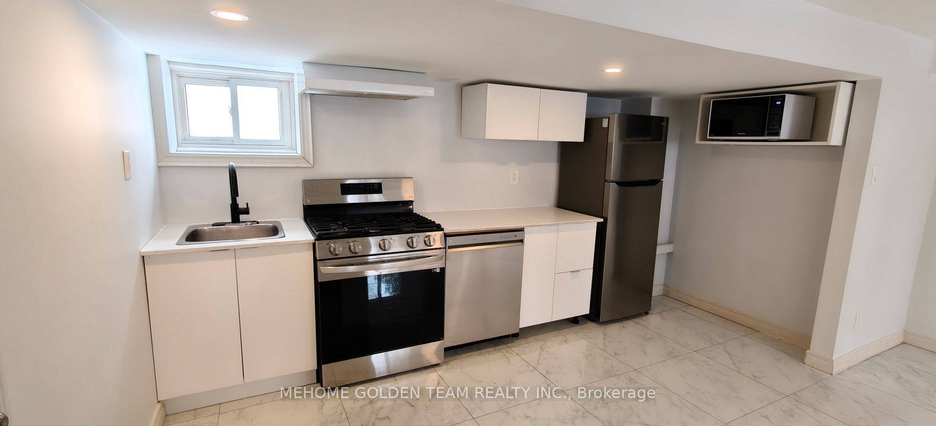 Georgina, ON L4P 2V6,205 Pine Beach DR #Main