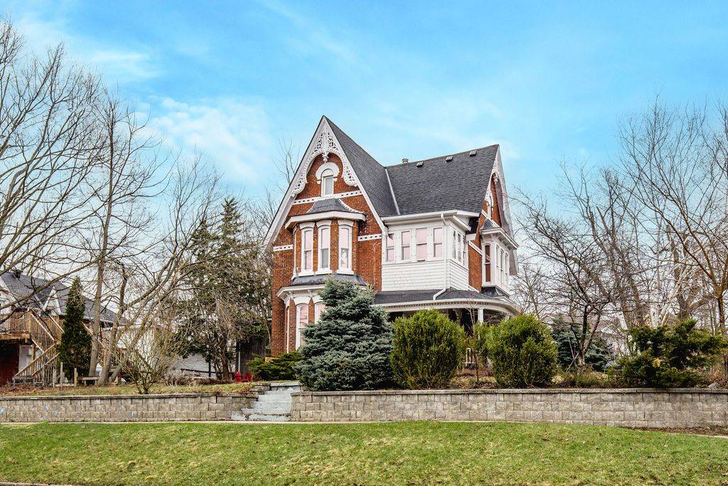 Barrie, ON L4M 3K7,3 Peel ST