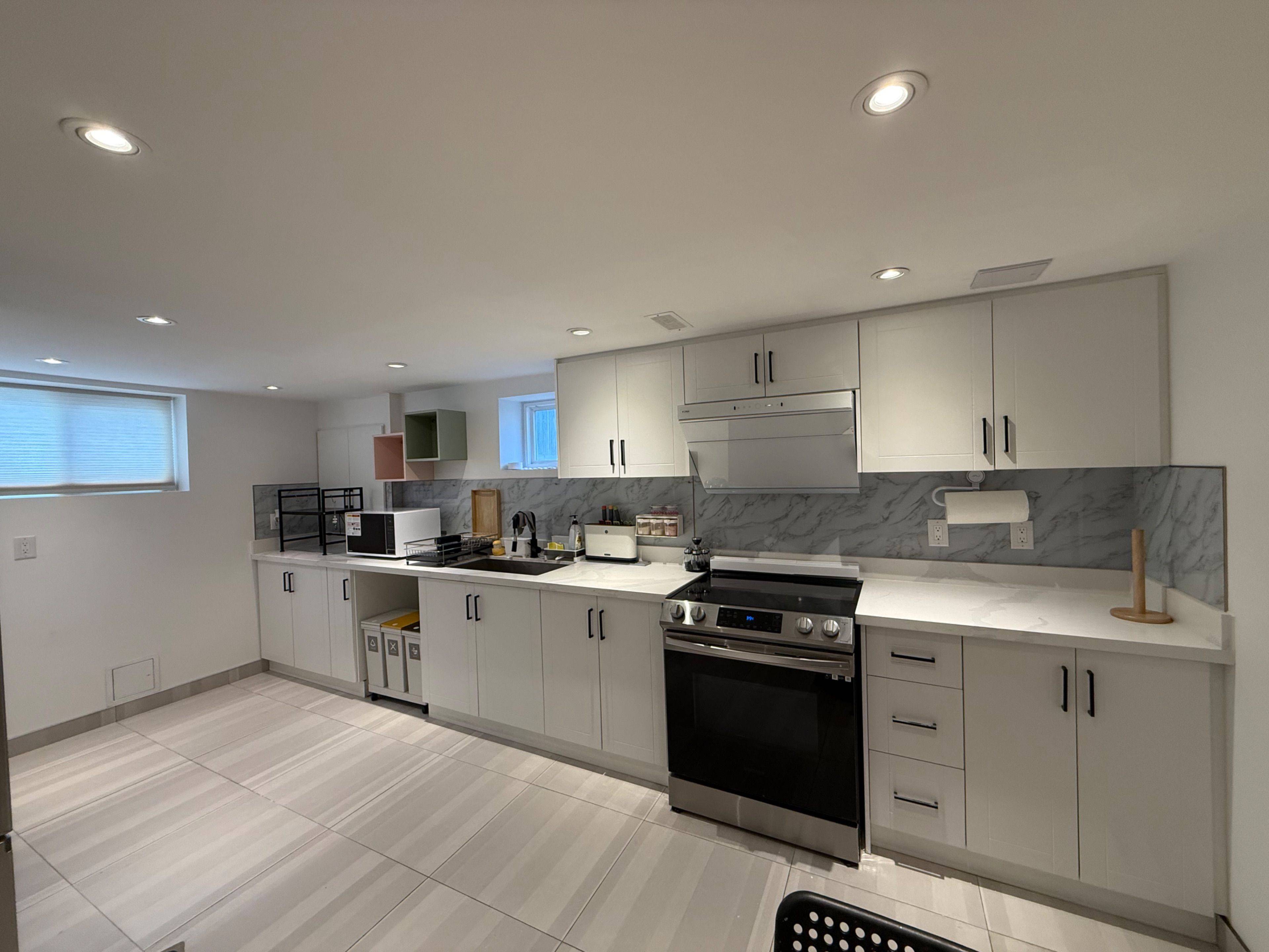 Toronto W06, ON M8W 1E3,44 Ash CRES