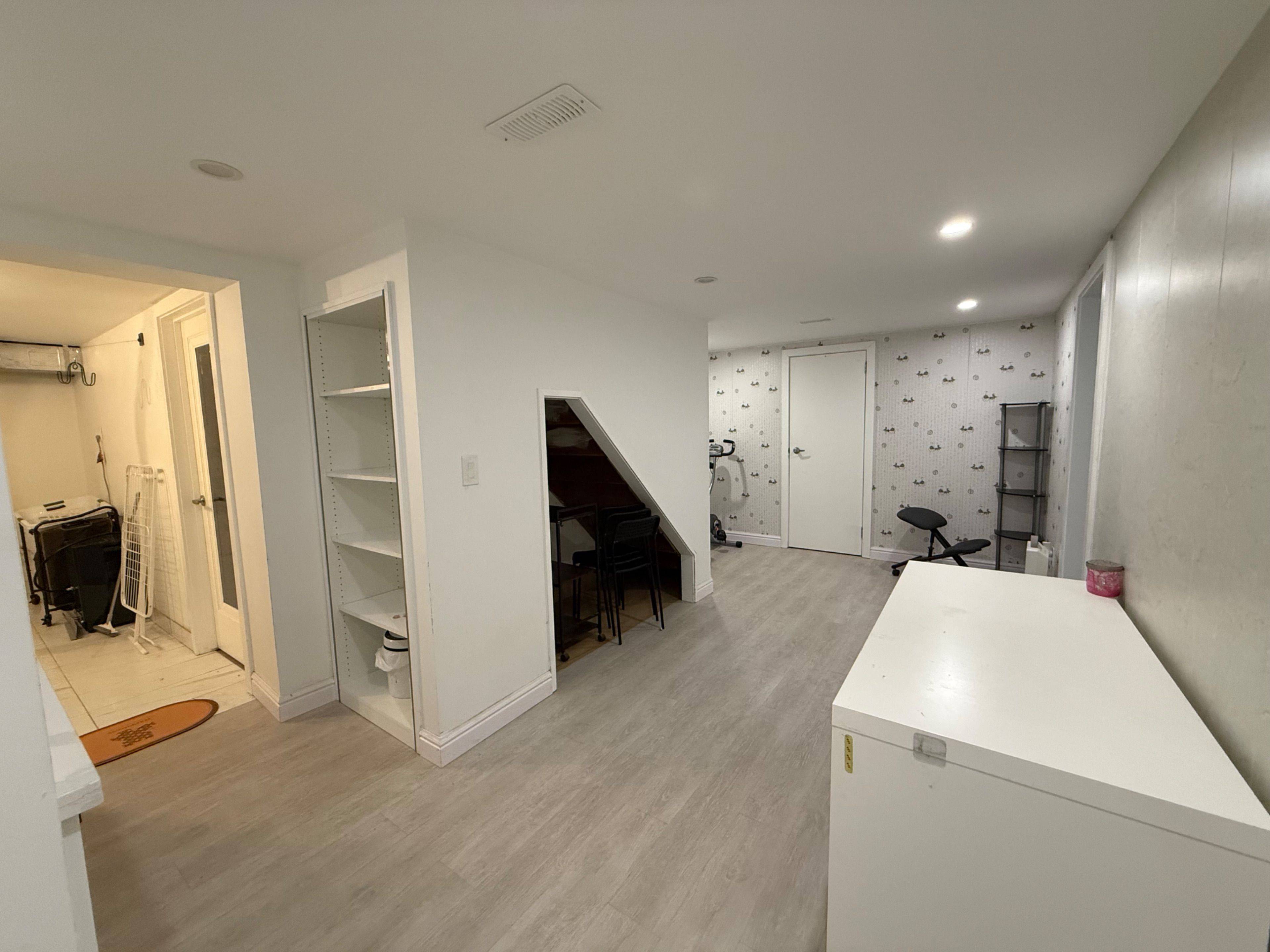 Toronto W06, ON M8W 1E3,44 Ash CRES