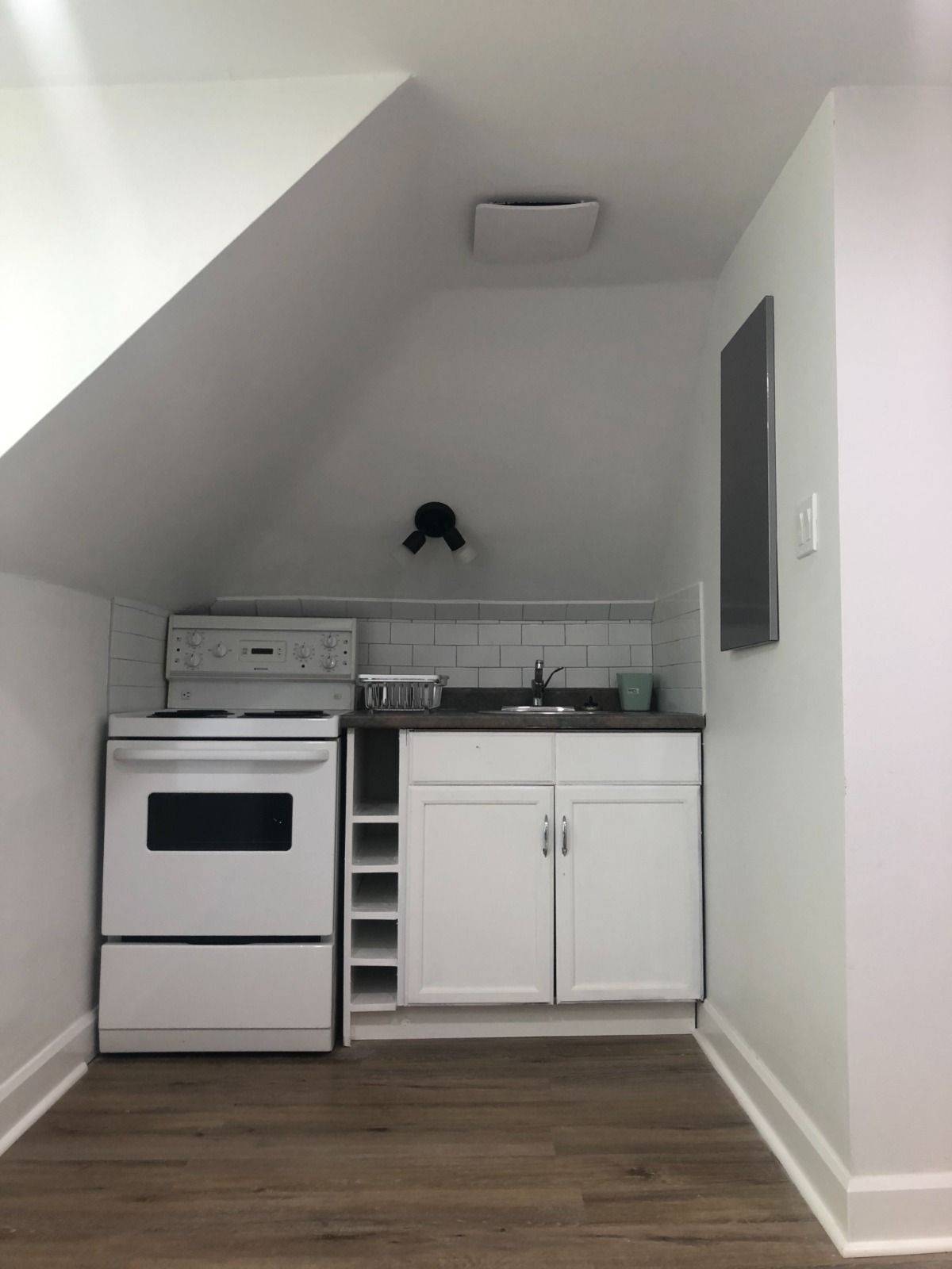 Toronto W01, ON M6R 1X6,2283 Dundas ST W