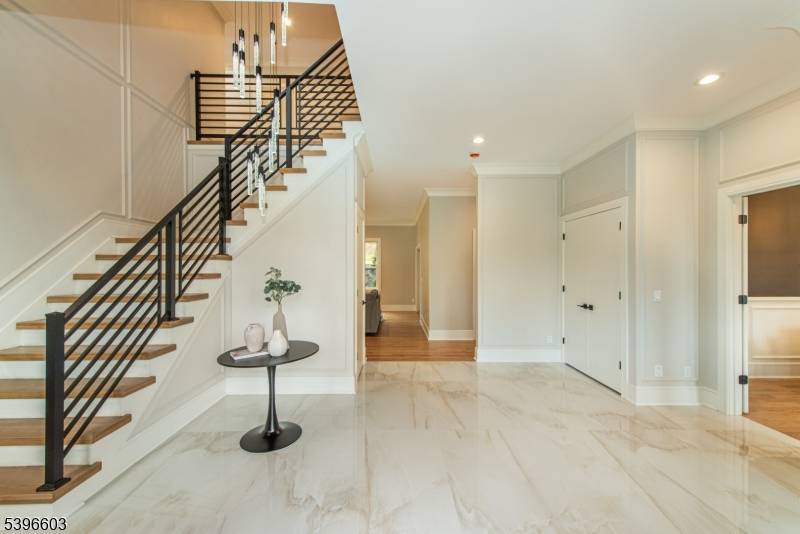 Livingston Twp., NJ 07039,24 Cliffside Dr