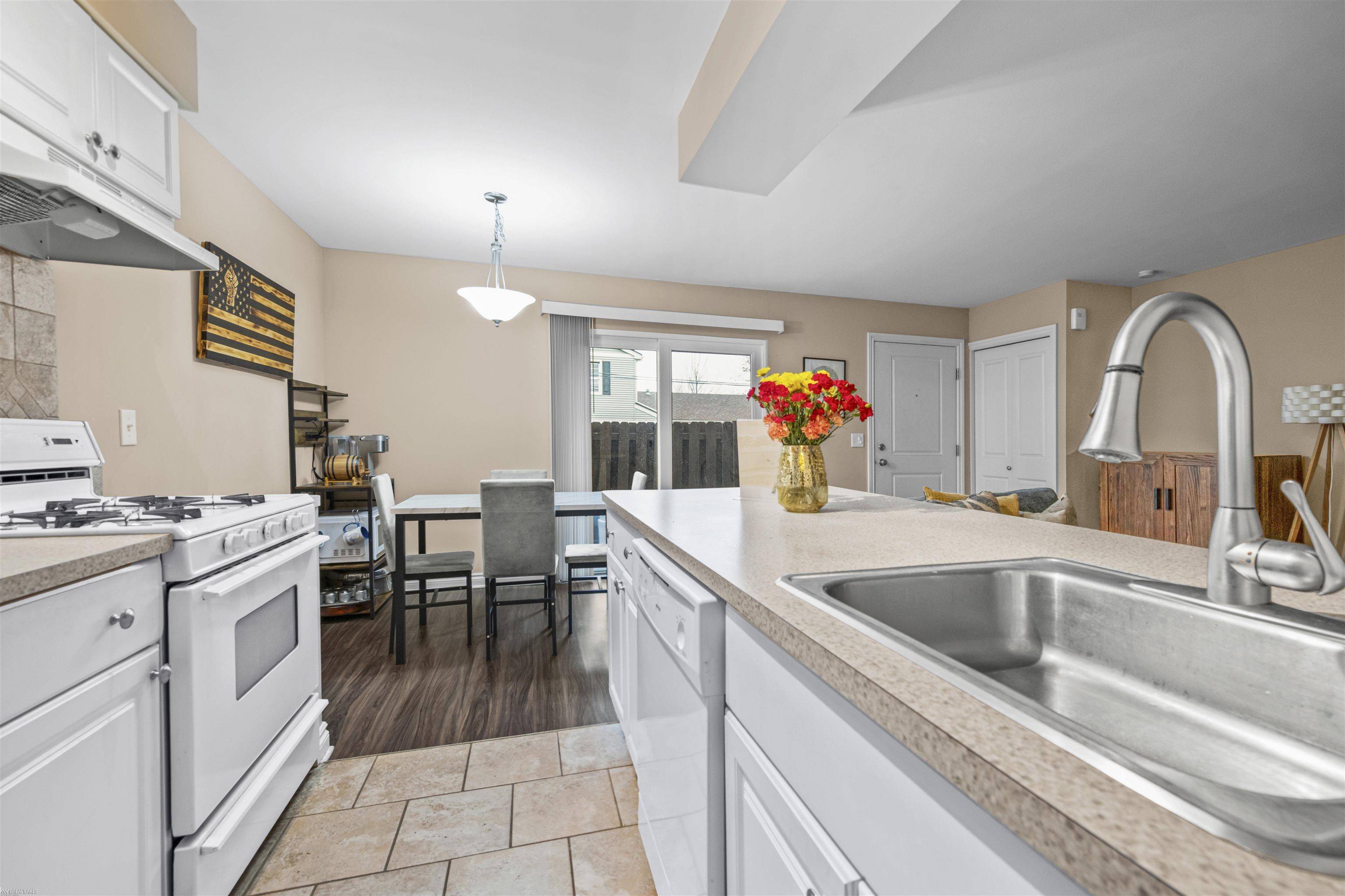 Saint Clair Shores, MI 48081,21627 E 11 Mile RD