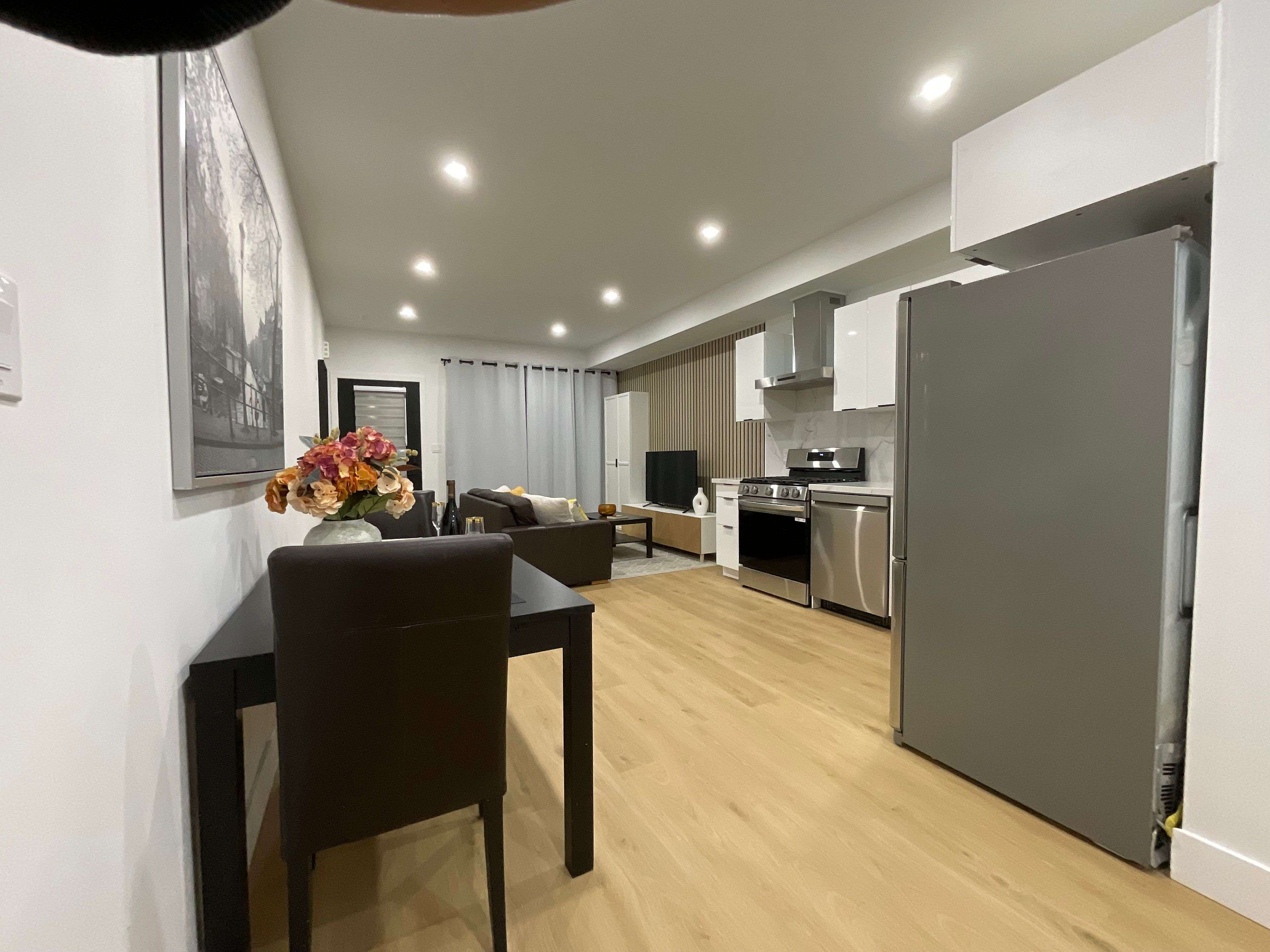 Toronto C02, ON M6G 2W4,674 Manning AVE #Unit #2  Main Floor