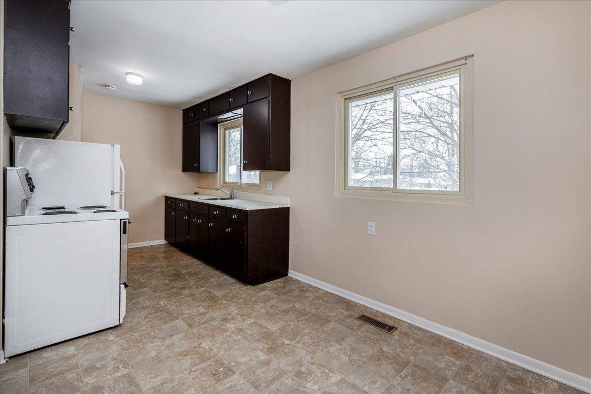 Orillia, ON L3V 5M5,267 Lawrence AVE