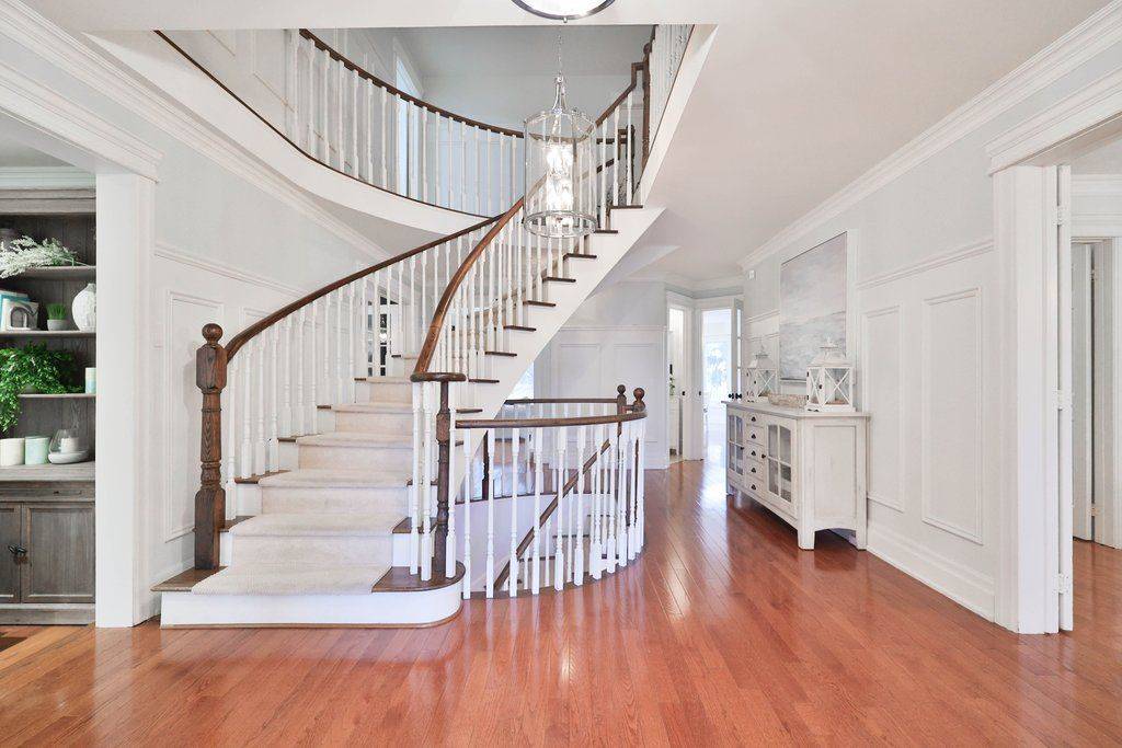 Burlington, ON L7M 3Z2,2047 COUNTRY CLUB DR