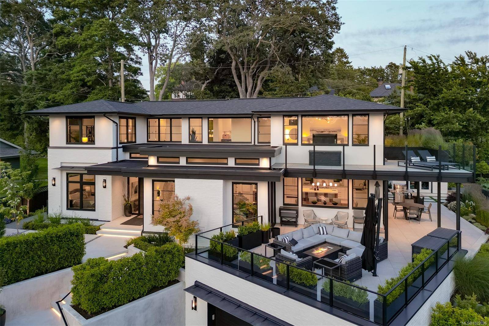 Victoria, BC V8S 3K6,717 Robleda Cres