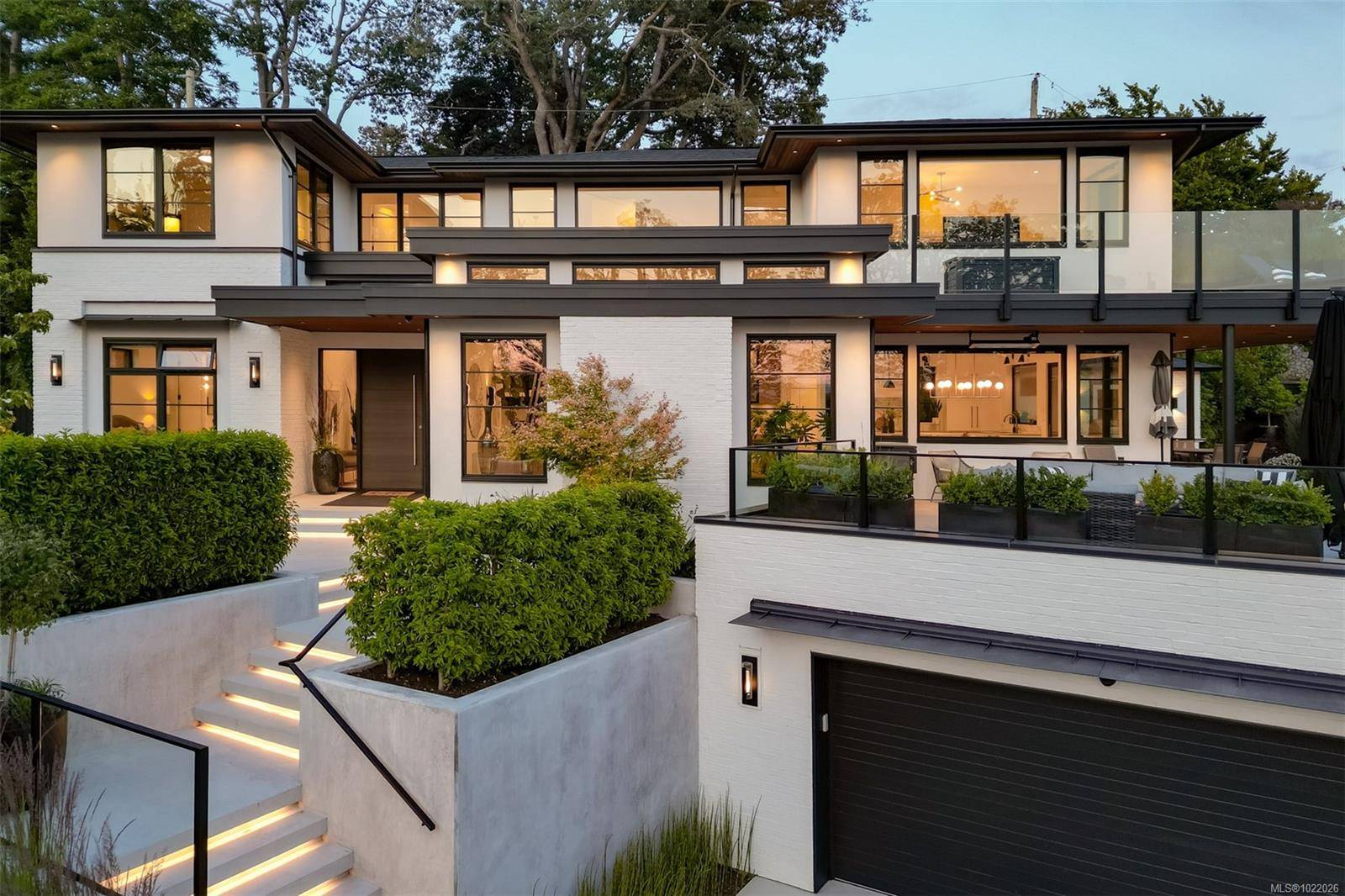 Victoria, BC V8S 3K6,717 Robleda Cres