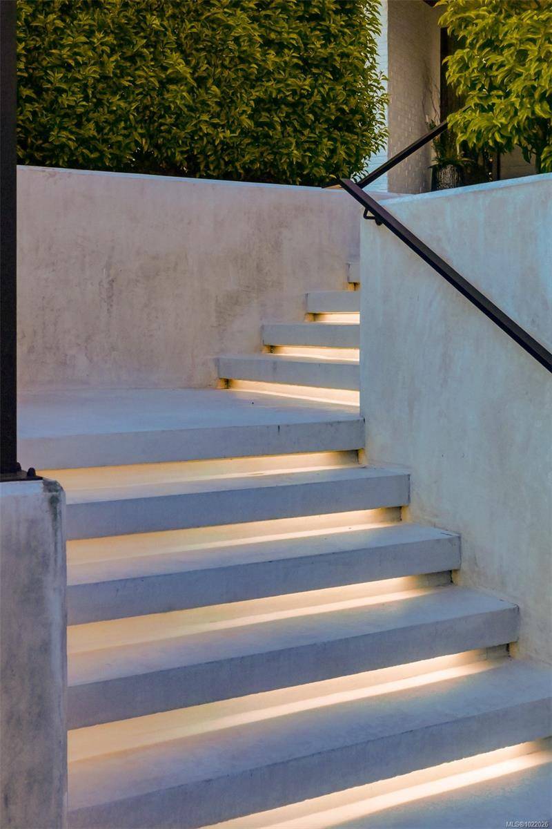 Victoria, BC V8S 3K6,717 Robleda Cres