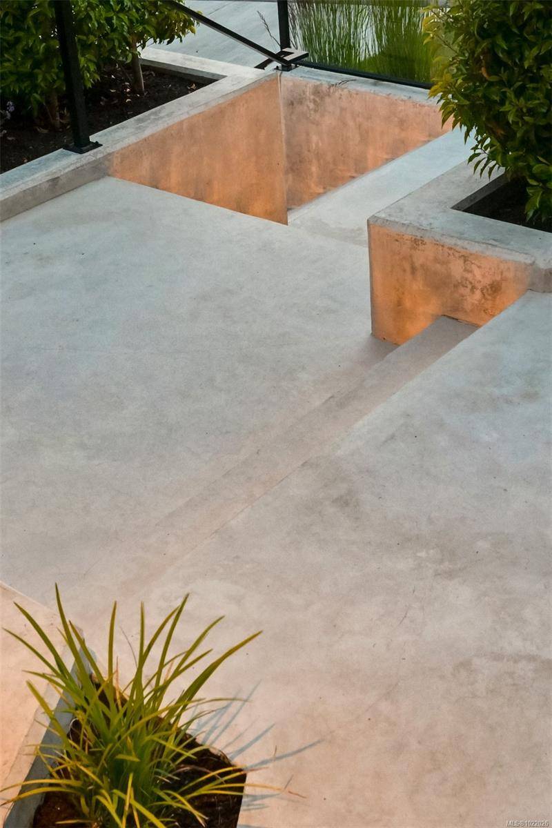 Victoria, BC V8S 3K6,717 Robleda Cres