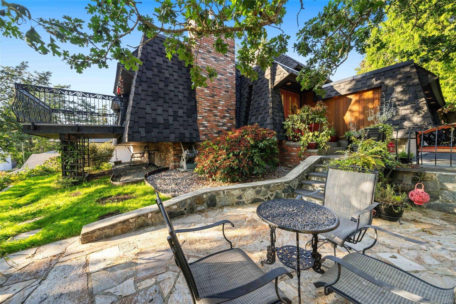 Saanich, BC V8X 3Z3,994 Landeen Pl