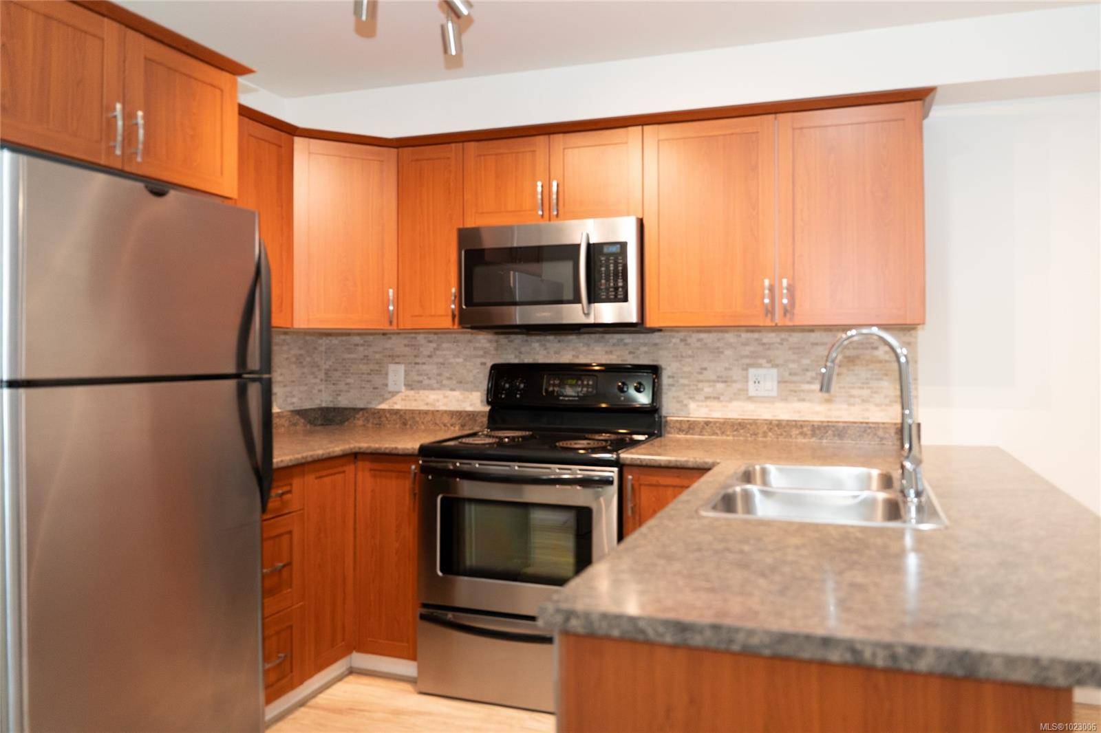 Langford, BC V9B 2W9,663 Goldstream Ave #306