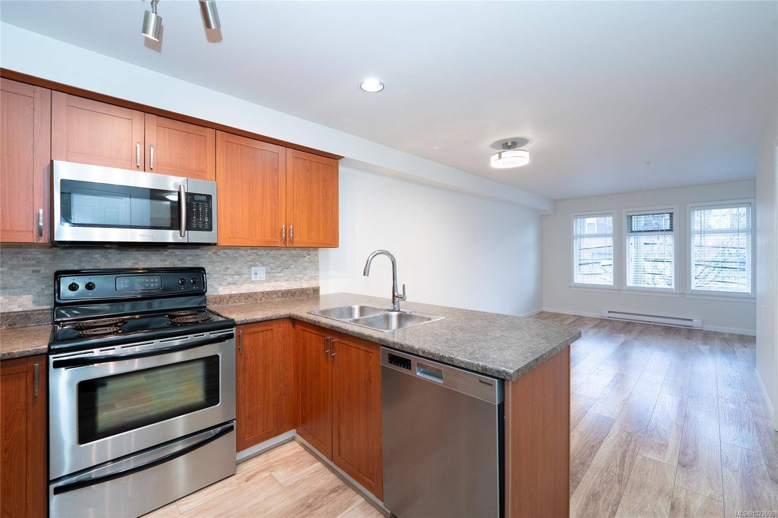 Langford, BC V9B 2W9,663 Goldstream Ave #306