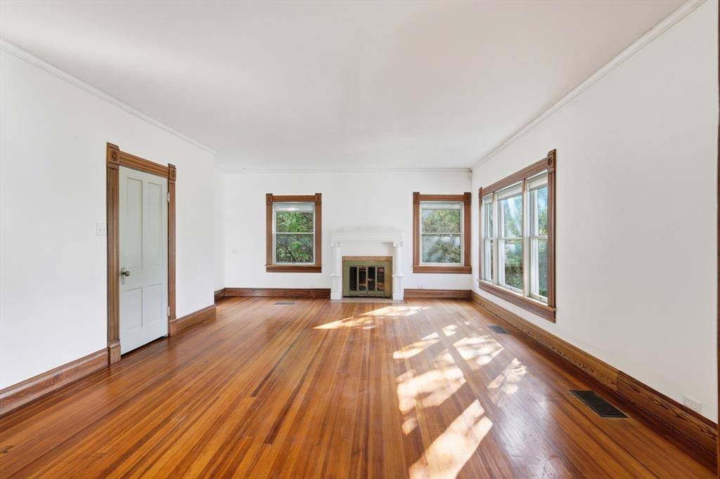 Denton, TX 76201,2044 W Oak Street