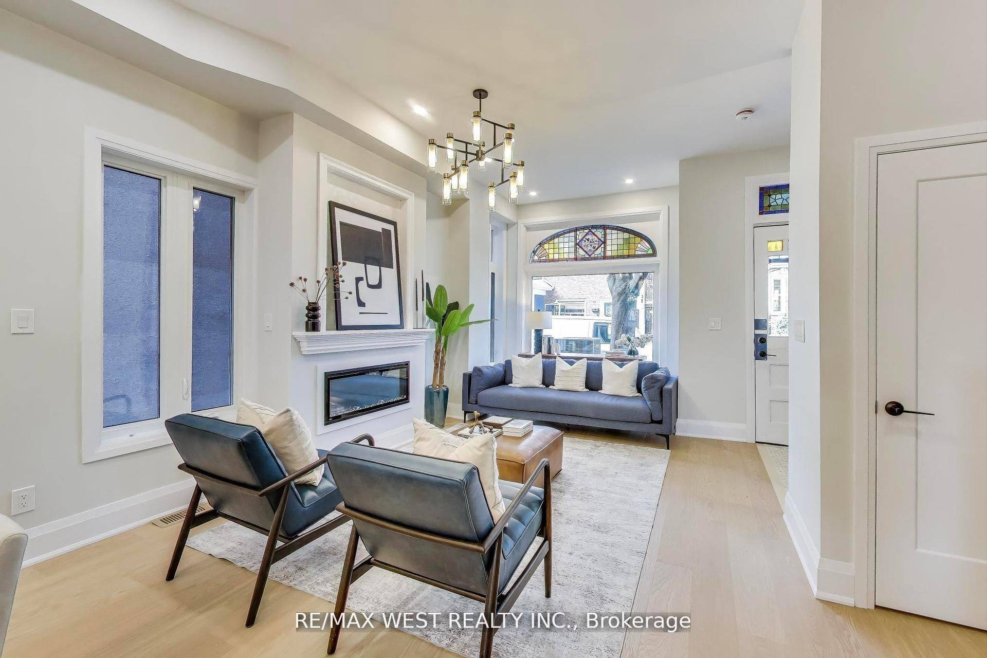 Toronto C01, ON M6J 1S5,21 Rolyat ST