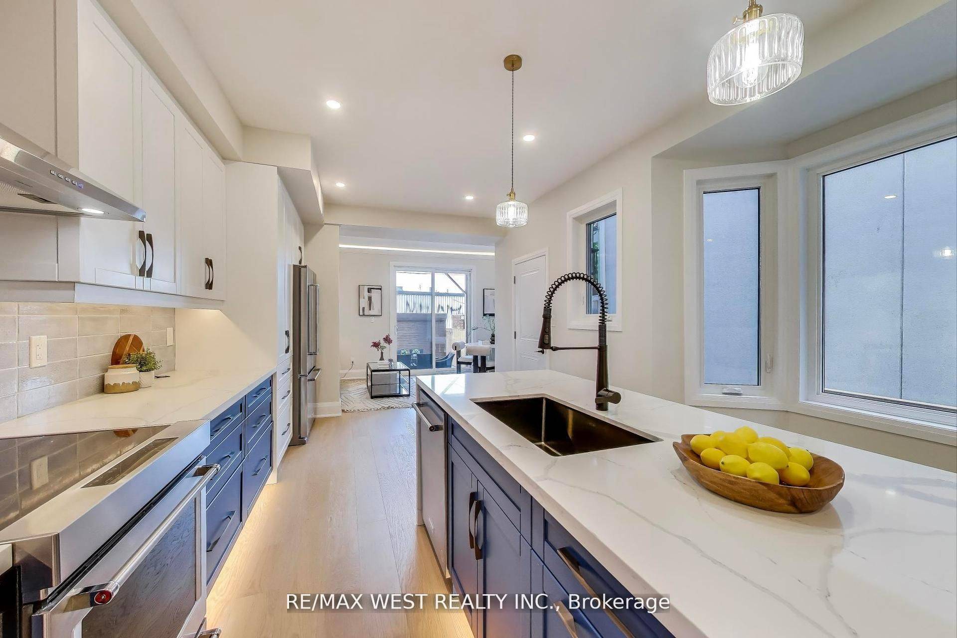 Toronto C01, ON M6J 1S5,21 Rolyat ST