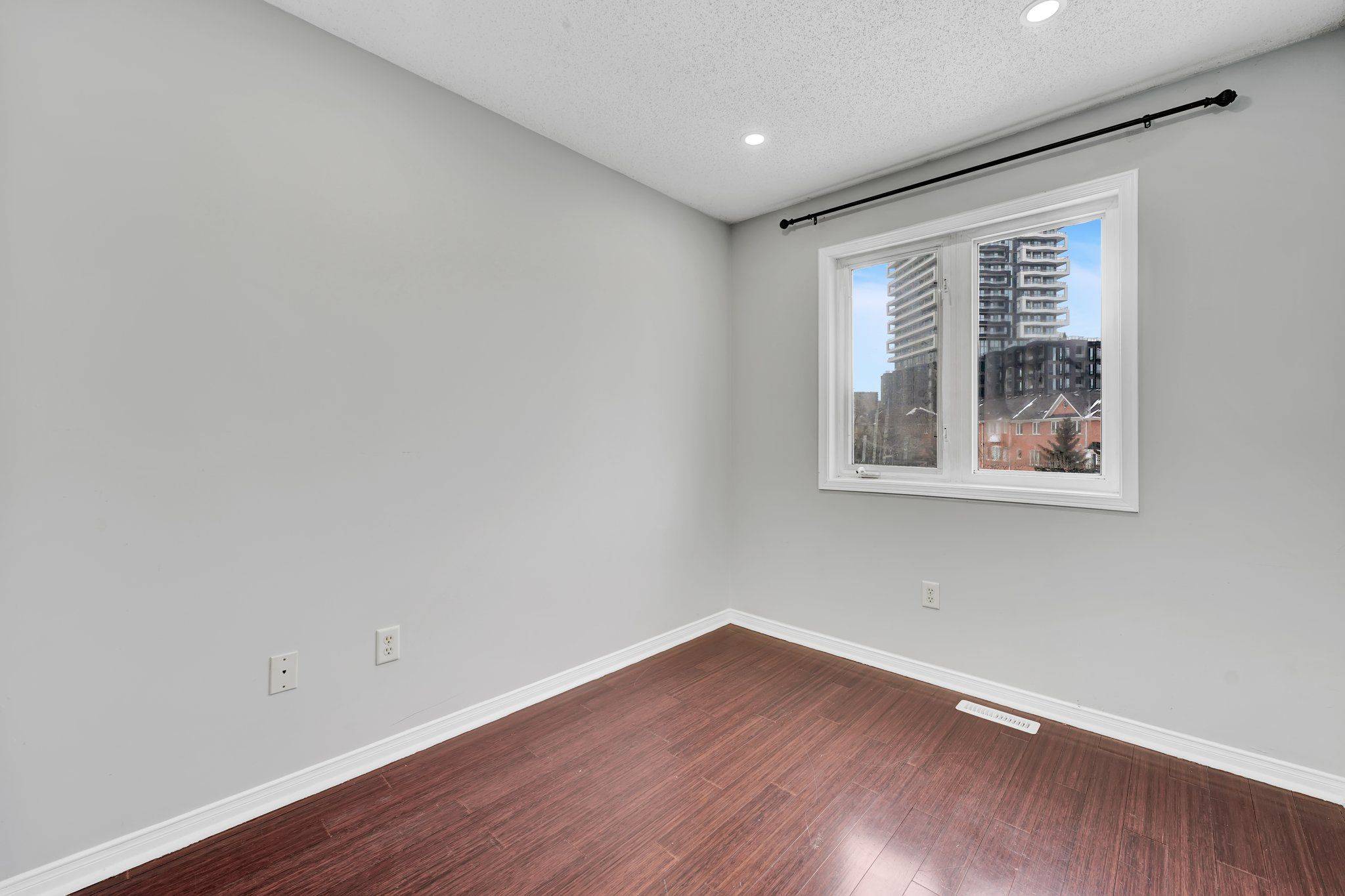 Brampton, ON L6Y 5S4,73 Bernard AVE