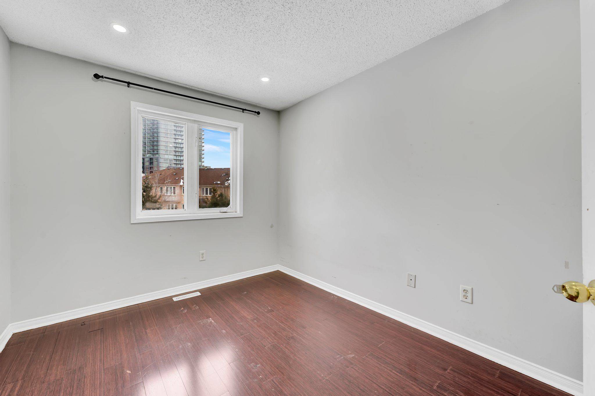 Brampton, ON L6Y 5S4,73 Bernard AVE