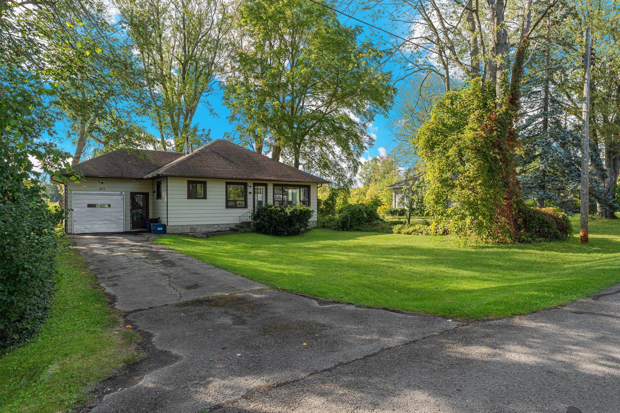 Fort Erie, ON L0S 1B0,207 Elmwood AVE