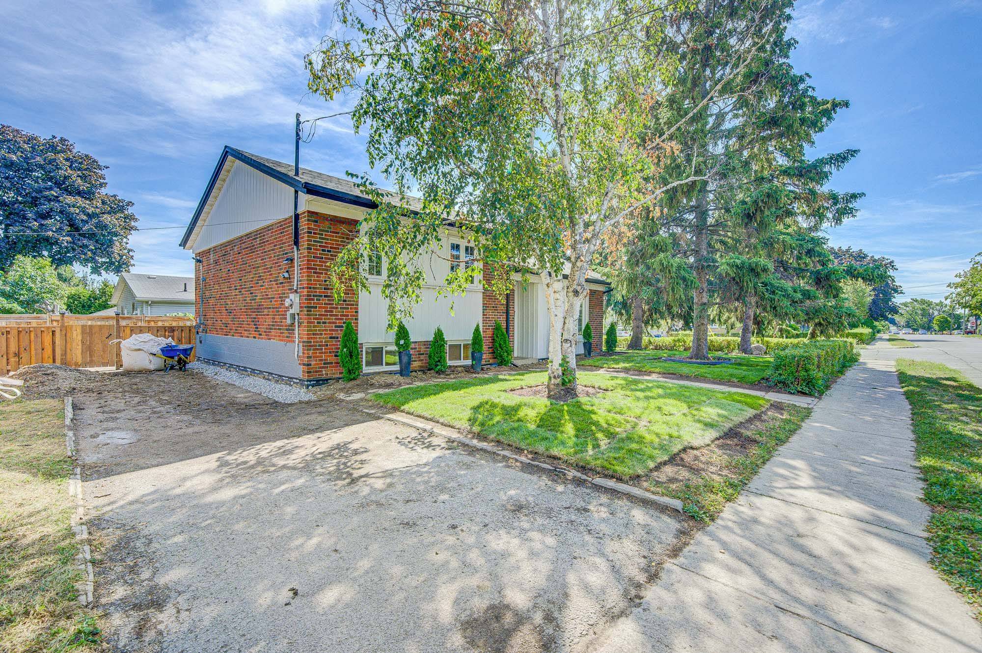 Toronto E04, ON M1P 1M7,2 Vankirk RD #Main Floor