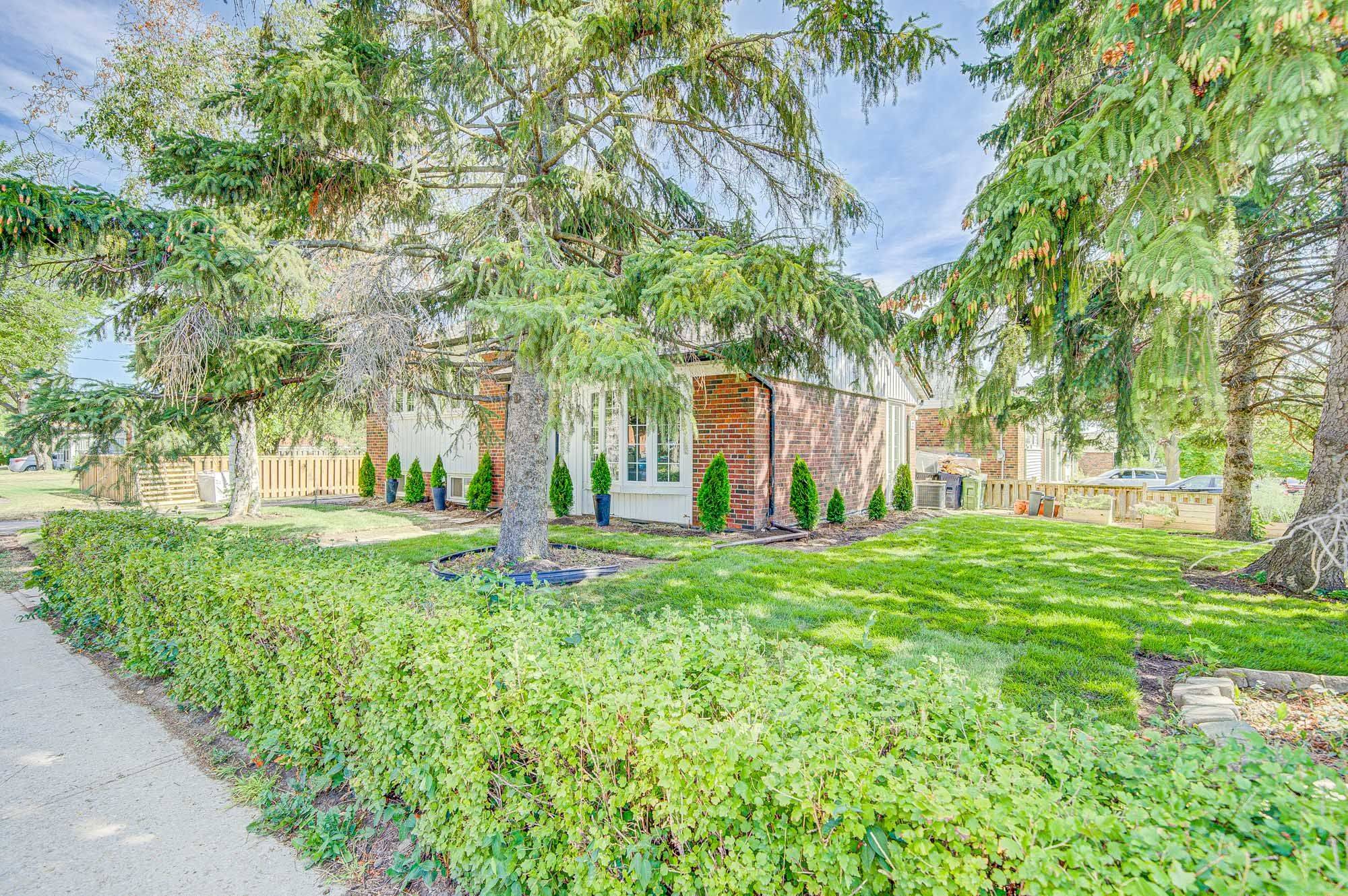 Toronto E04, ON M1P 1M7,2 Vankirk RD #Main Floor