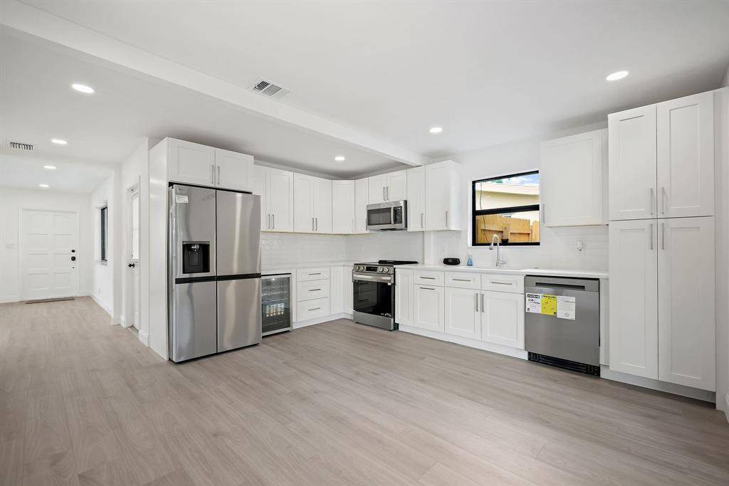 Oakland Park, FL 33334,699 NE 40th St